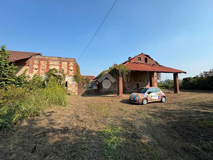 Casa con 8 locali in vendita in Via Martiri del Cudine, Leini