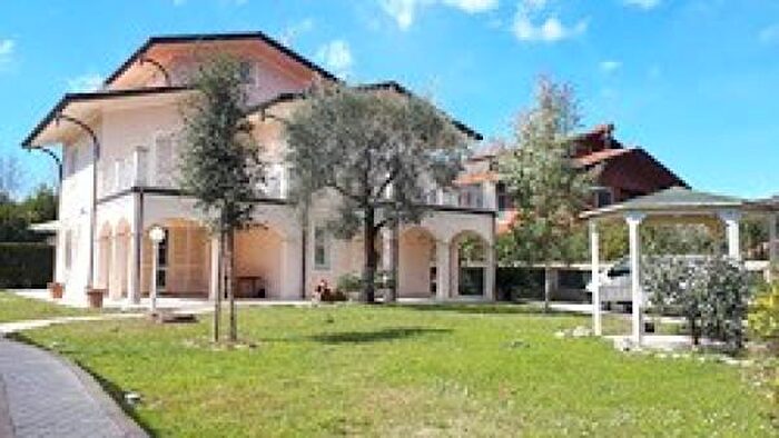 Casa con 6 locali in affitto in Forte Dei Marmi