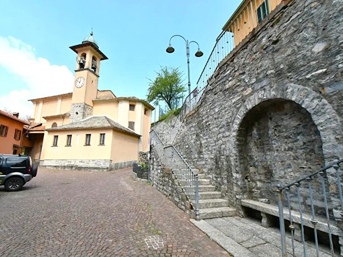 Casa con 16 locali in vendita in Via Piana, Faggeto Lario
