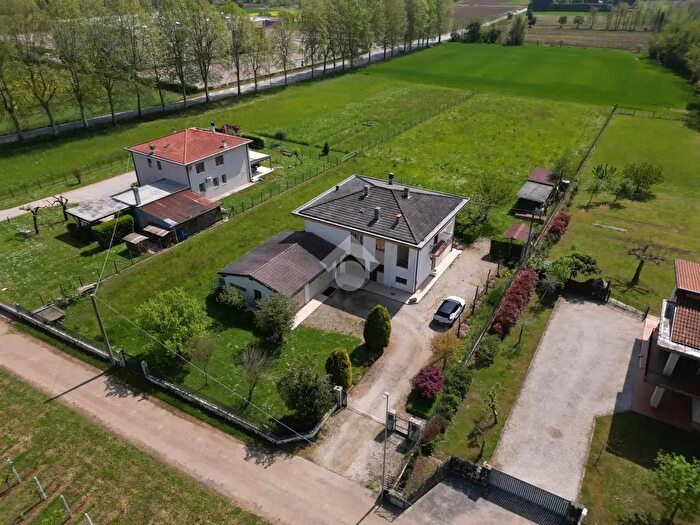 Casa con 6 locali in vendita in Via Martiri di Mauthausen, Schio