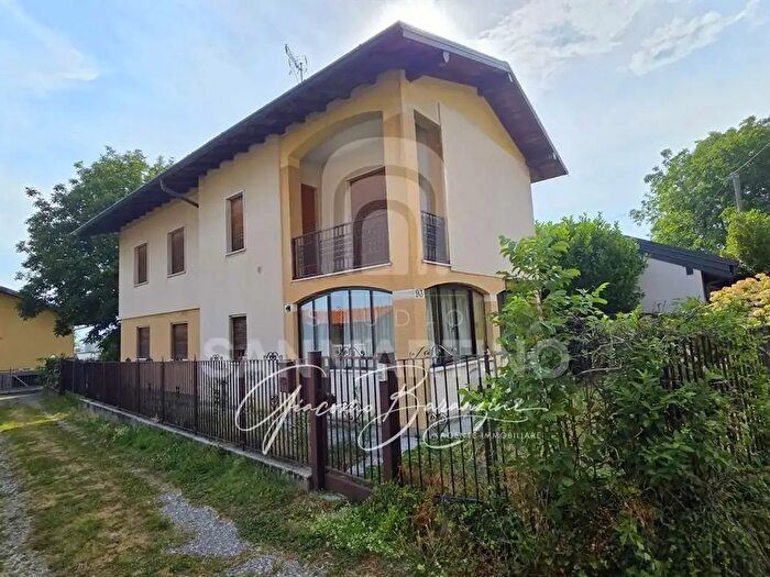 Casa quadrilocale in vendita in Via Sacconaghi, Comerio