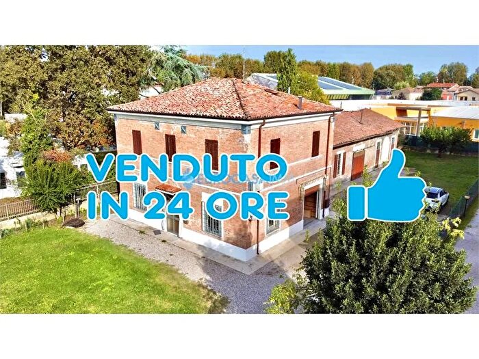 Casa con 6 locali in vendita in Via Provinciale per Modena Novi di Modena Mo, Novi Di Modena