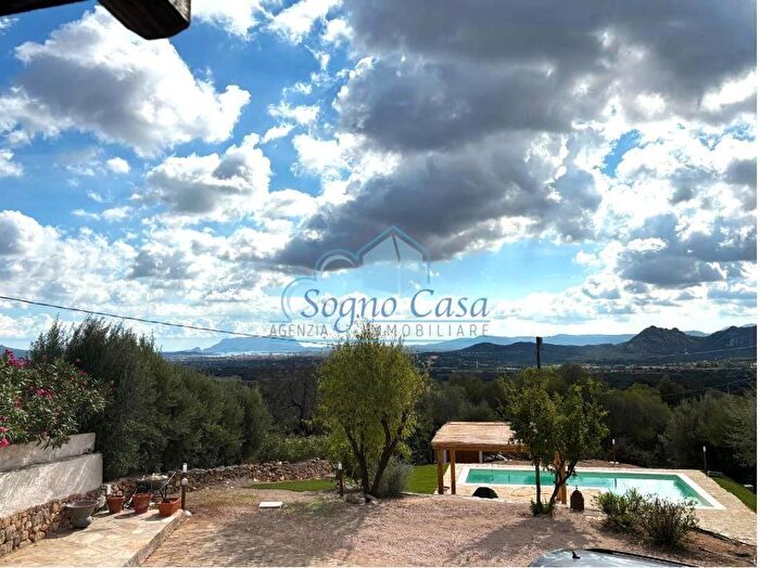 Casa con 6 locali in vendita in Olbia