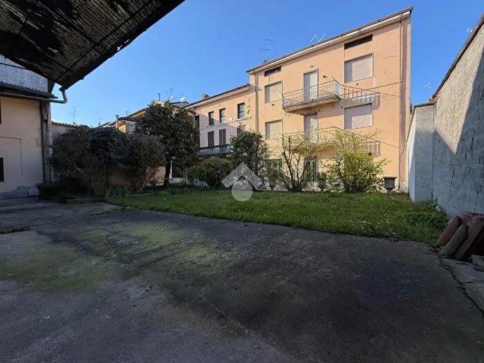 Casa quadrilocale in vendita in Via Buonarroti, Orzinuovi