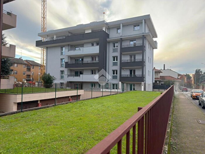 Appartamento trilocale in vendita in Via Andrea Solari, Varedo