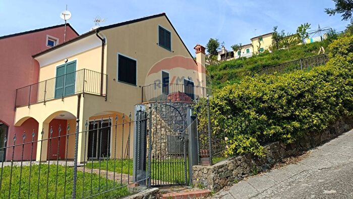 Appartamento con 5 locali in vendita in Via Valcada, Savona