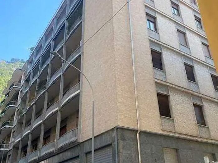 Appartamento trilocale in vendita in Via Rezzonico, Como