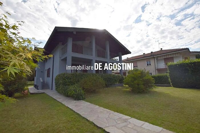 Casa con 7 locali in vendita in Via Monte Rosa Dormelletto Novara, Dormelletto