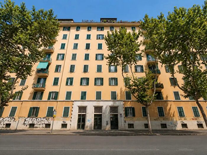 Appartamento quadrilocale in vendita in Via Oderisi da Gubbio, Roma