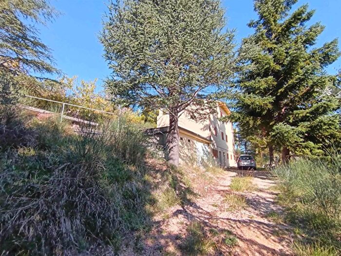 Casa con 7 locali in vendita in San Severino Marche