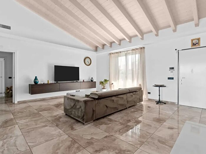 Casa quadrilocale in vendita in Via Maestri, Casorate Primo