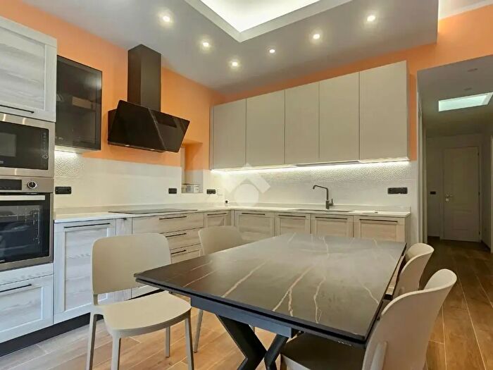 Appartamento trilocale in affitto in Via Giuseppe Casaregis, Genova