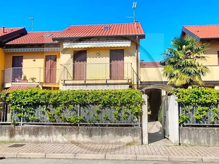 Casa quadrilocale in vendita in Via Pontida, Albizzate