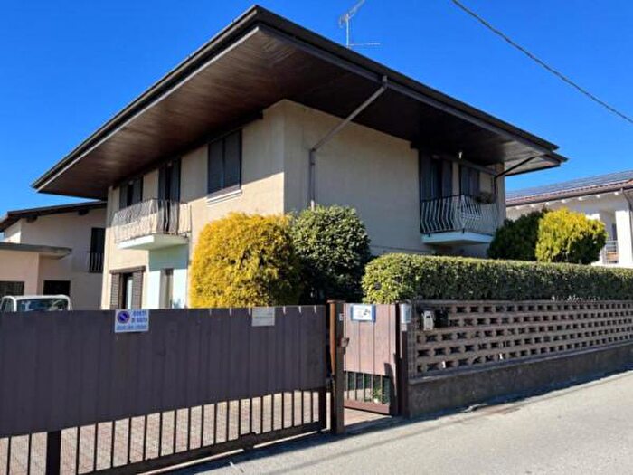 Casa con 6 locali in vendita in Via Montello, Sesto Calende