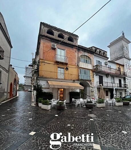 Casa con 5 locali in vendita in Piazza Umberto, Bellona