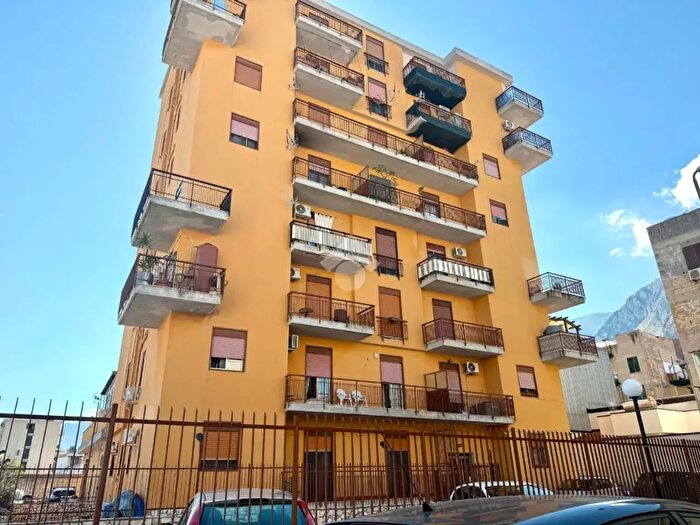 Appartamento trilocale in vendita in Via Nicola da Napoli, Palermo