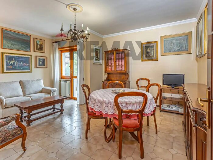 Appartamento con 7 locali in vendita in Via Londra, Sassari