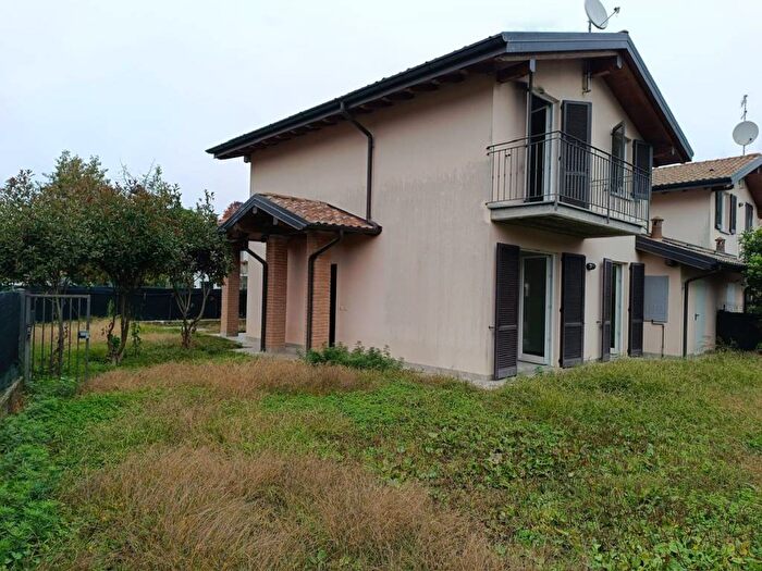 Casa quadrilocale in affitto in Via A Maino, Mornago