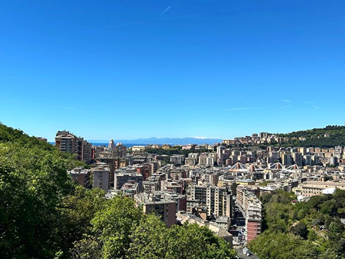 Appartamento con 8 locali in vendita in Via Stefanina Moro, Genova