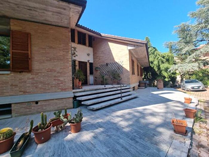 Casa con 6 locali in vendita in Viale Indipendenza, Macerata