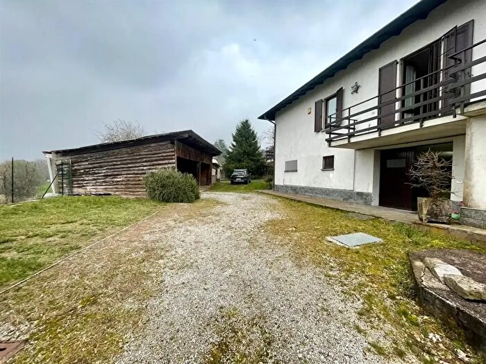 Casa quadrilocale in vendita in Via Maggio, Azzate