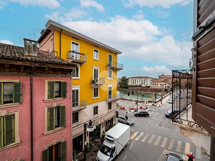 Appartamento trilocale in affitto in Via Scrimiari, Verona