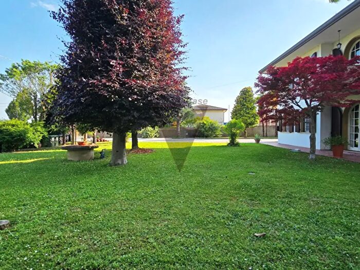 Casa con 8 locali in vendita in Fosso