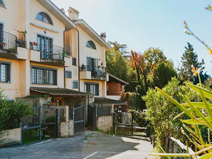 Appartamento trilocale in vendita in Via del Sorbo, Formello