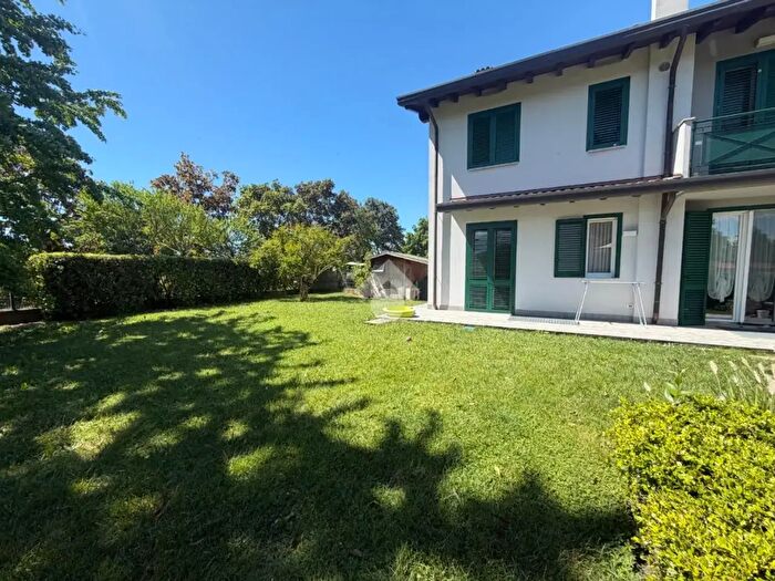 Appartamento trilocale in vendita in Via Guarneri, Gorlago
