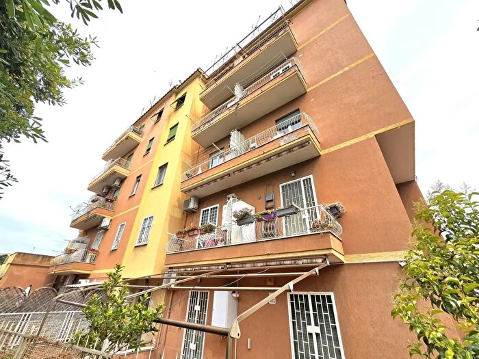 Appartamento trilocale in vendita in Via Ceprano, Roma