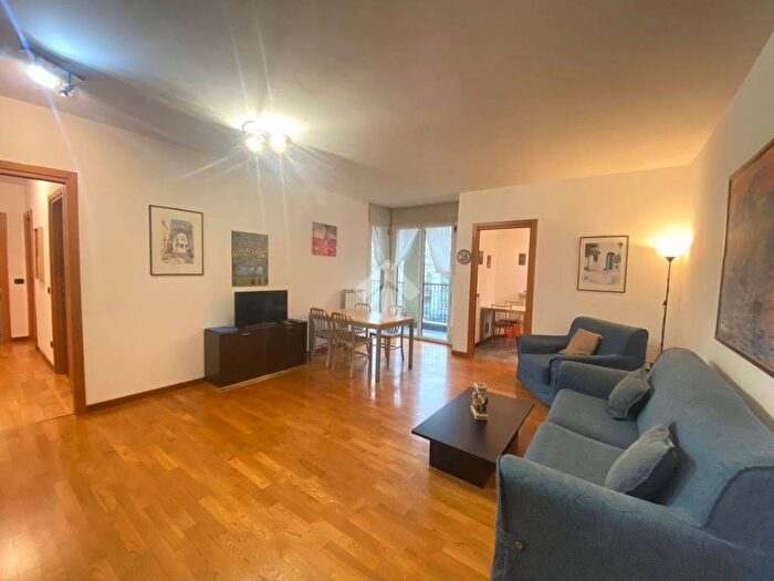 Appartamento trilocale in affitto in VIALE CASSALA, Navigli Darsena, Milano
