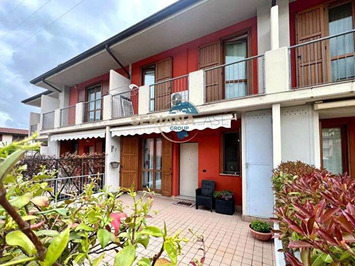 Casa quadrilocale in vendita in Via XXV Aprile, Pradalunga