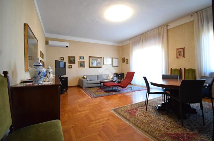 Appartamento trilocale in vendita in Via San Rocco, Monza