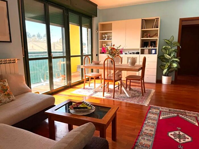 Appartamento trilocale in vendita in Via Montello, Rescaldina