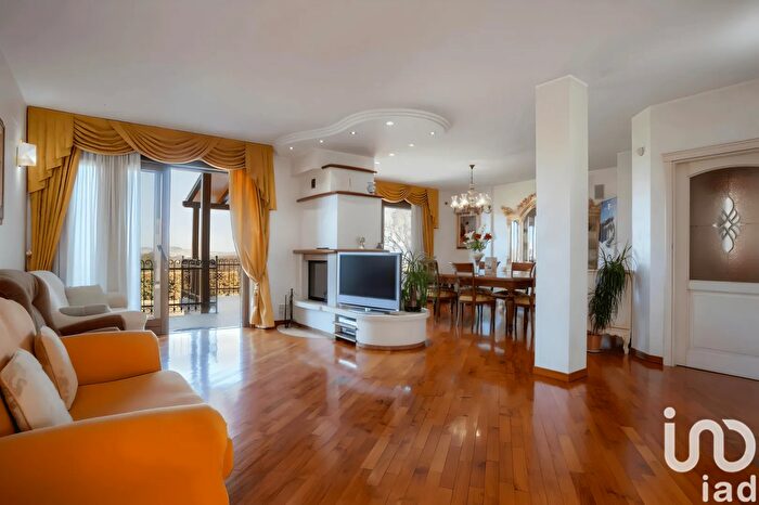 Casa con 11 locali in vendita in Via Cagiata n, Osimo