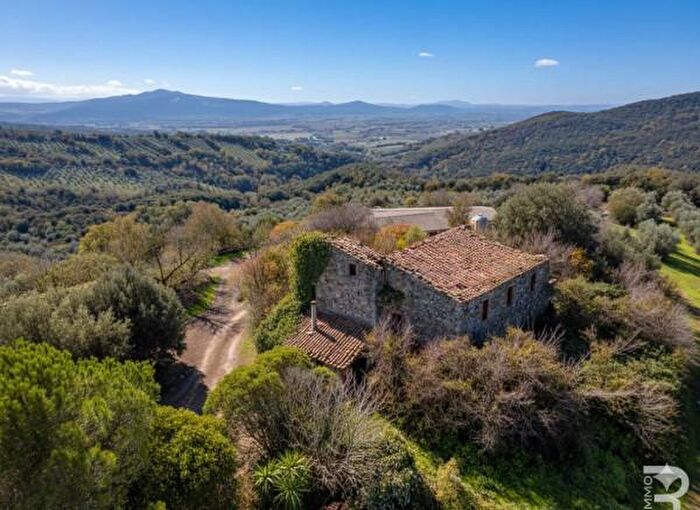 Casa con 6 locali in vendita in Strada Provinciale Peruzzo, Roccastrada