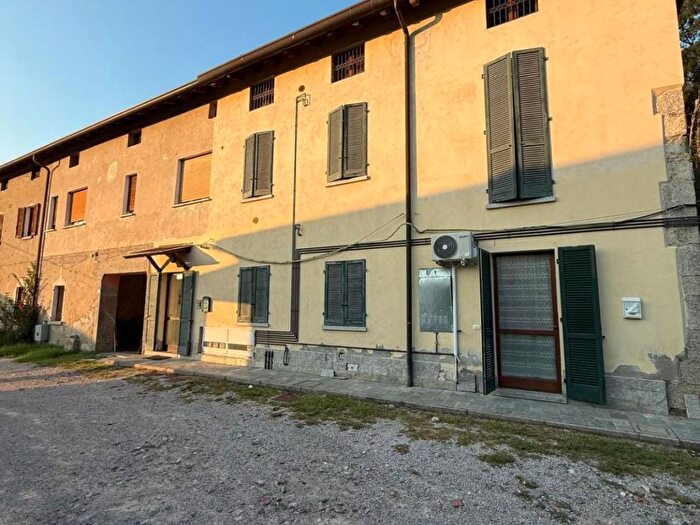 Appartamento trilocale in affitto in Via Francesco Sforza, Castello di Brianza