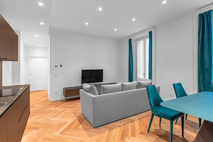 Appartamento trilocale in affitto in Via Castelfidardo, Moscova, Milano