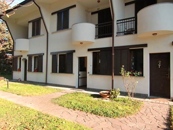 Casa quadrilocale in affitto in Via Col di Tenda, Cesano Maderno