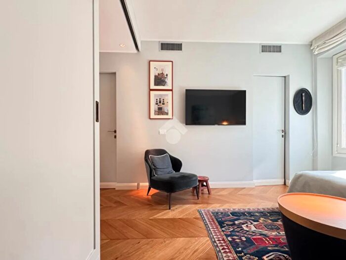 Appartamento trilocale in vendita in Via Emilio Cornalia, Milano