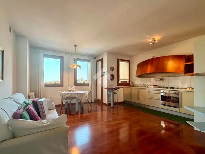 Appartamento trilocale in vendita in Via Montello, Asolo