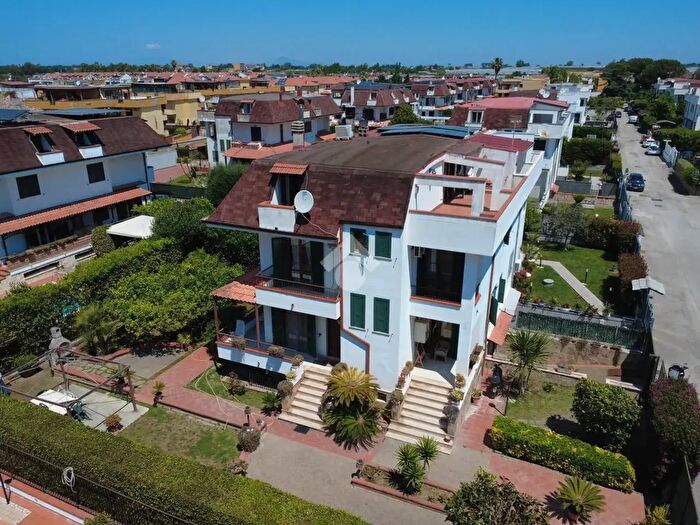 Casa con 6 locali in vendita in Via Ripuaria, Giugliano In Campania