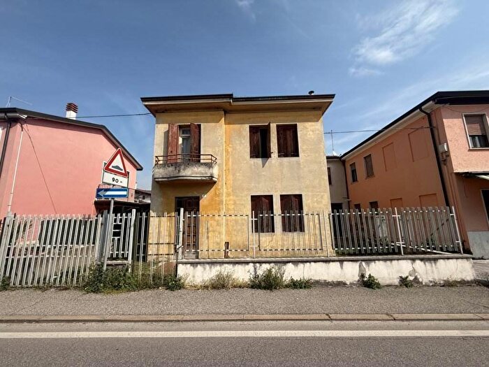 Casa con 8 locali in vendita in Arzignano