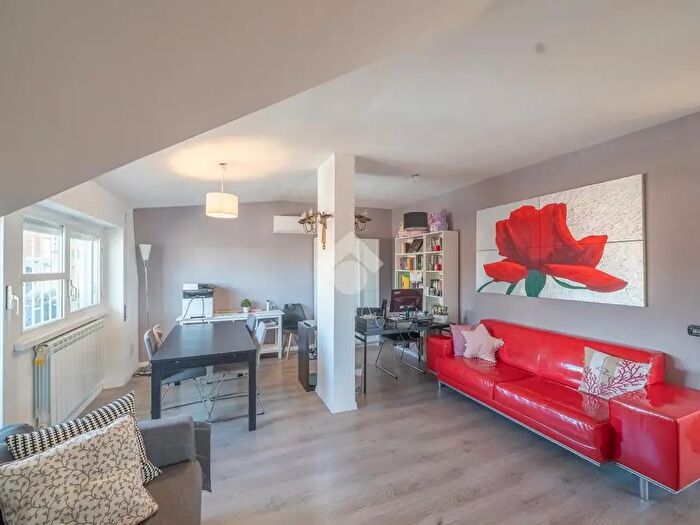 Appartamento trilocale in vendita in Via Isidoro del Lungo, Roma