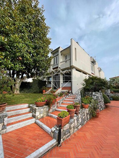 Casa con 6 locali in affitto in Carrara