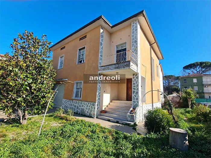 Casa con 6 locali in vendita in Jesi