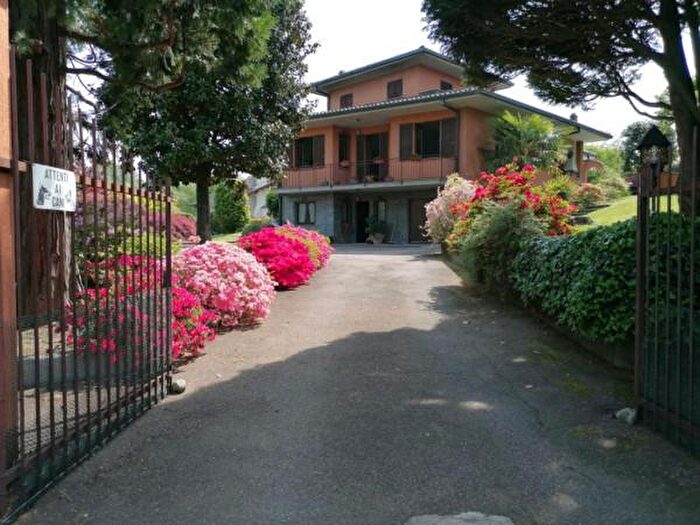 Casa con 6 locali in vendita in Via Roma, Cadrezzate con Osmate