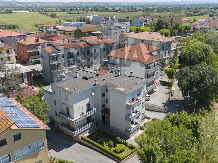 Appartamento con 6 locali in vendita in Via Dante Alighieri, Montemarciano