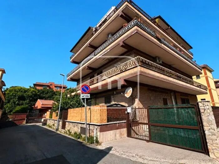 Appartamento trilocale in vendita in Via alì, Roma
