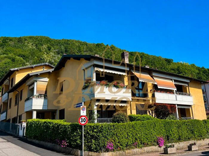 Appartamento con 5 locali in vendita in Viale Garibaldi, Maccagno con Pino e Veddasca